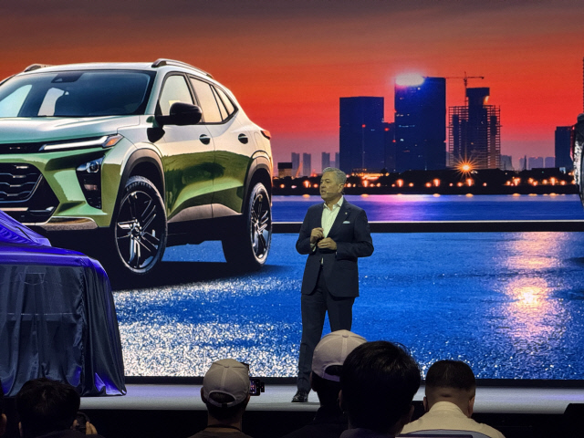 헥터 비자레알 한국GM 사장이 16일 경기 광명 아이벡스 스튜디오에서 열린 '더 뉴 에스컬레이드 미디어 출시 행사'에서 발표를 하고 있다. 캐딜락 제공